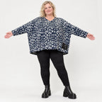 Flauschiges Strickshirt in Marineblau/Grau mit V-Ausschnitt und lässig kastigem Schnitt