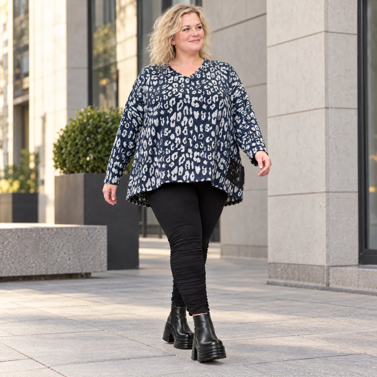 Flauschiges Strickshirt in Marineblau/Grau mit V-Ausschnitt und lässig kastigem Schnitt