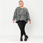 Italienisches Strickoberteil in Schwarz/Weiß mit flauschigem Garn und kastigem Schnitt