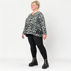 Italienisches Strickoberteil in Schwarz/Weiß mit flauschigem Garn und kastigem Schnitt
