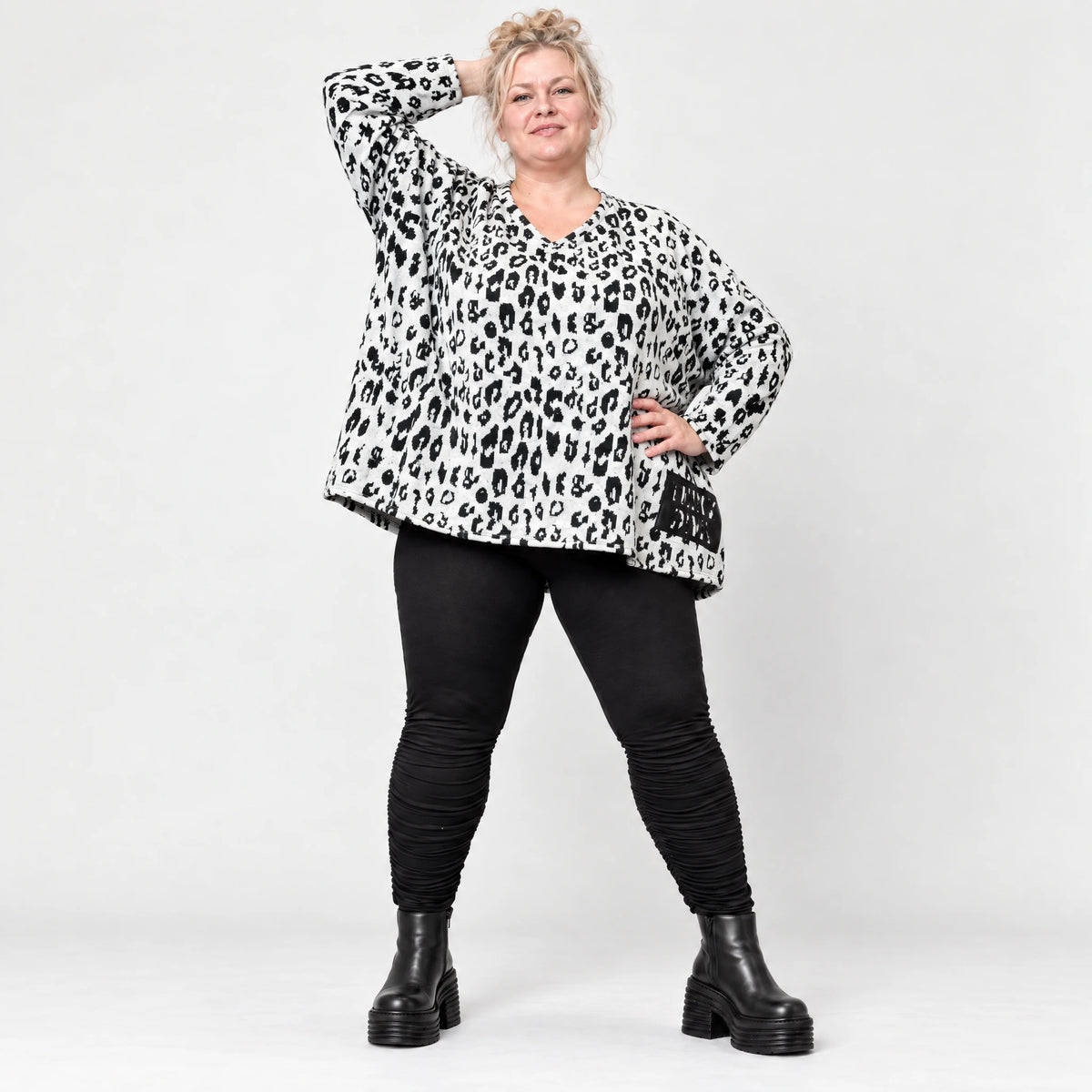 Flauschiger Feinstrickpullover in Weiß/Schwarz mit rundem V-Ausschnitt und kastiger Form