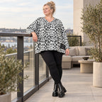 Flauschiger Feinstrickpullover in Weiß/Schwarz mit rundem V-Ausschnitt und kastiger Form