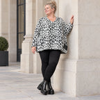 Flauschiger Feinstrickpullover in Weiß/Schwarz mit rundem V-Ausschnitt und kastiger Form