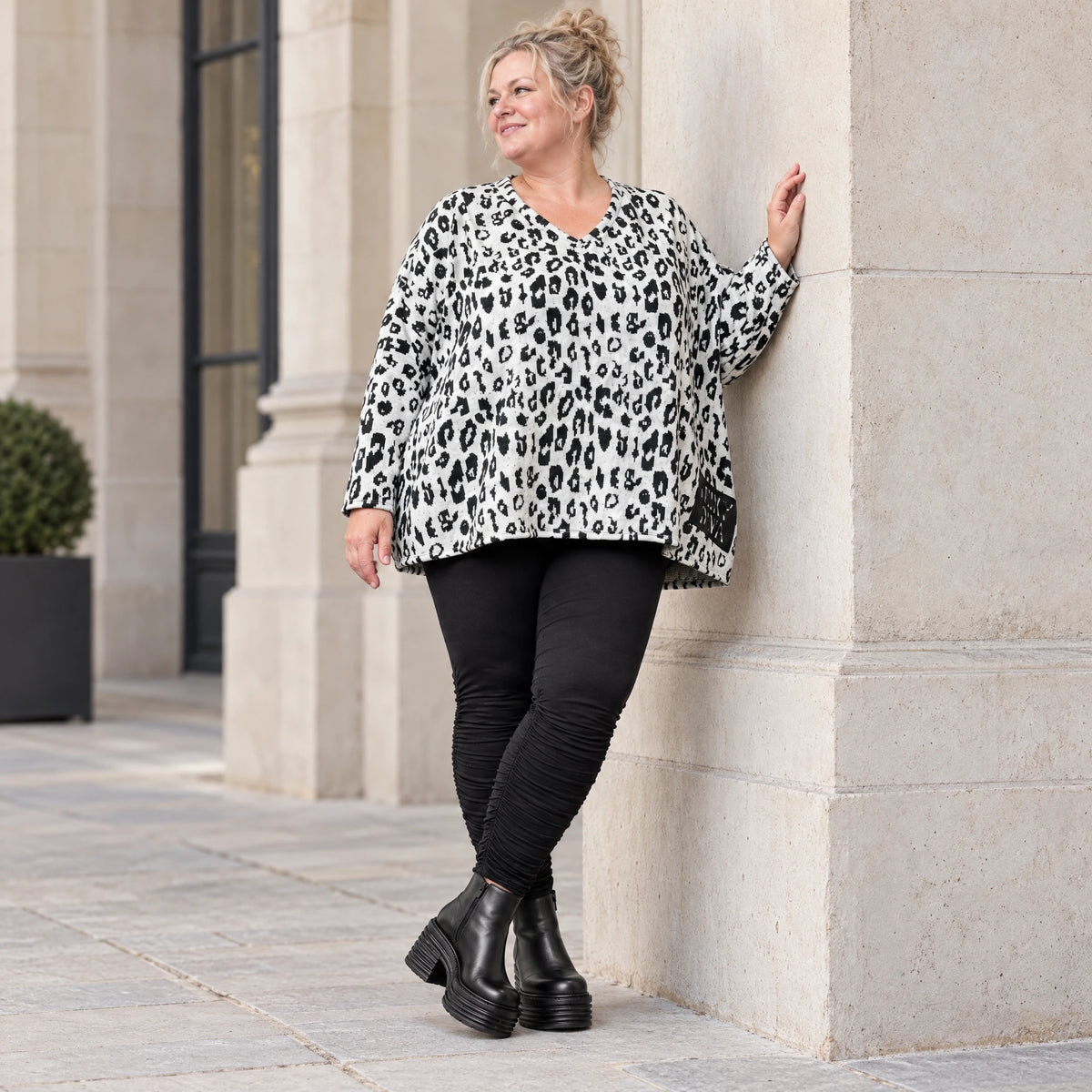 Flauschiger Feinstrickpullover in Weiß/Schwarz mit rundem V-Ausschnitt und kastiger Form