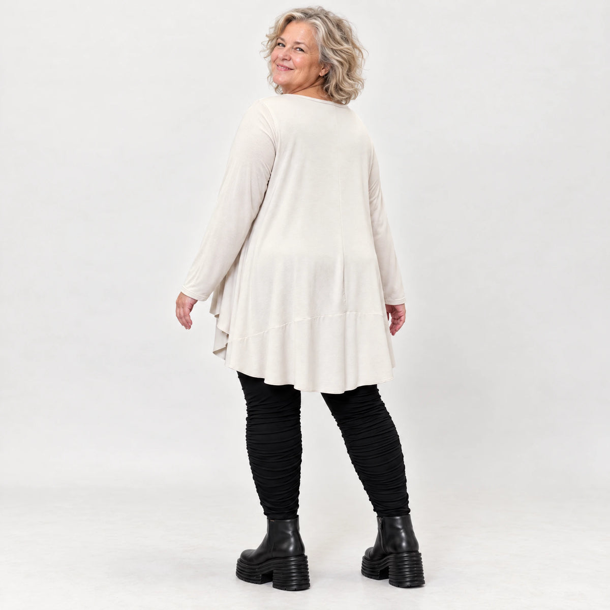 Langarmshirt in Beige aus weichem Modalstretch mit runder Form und Seitennahttaschen