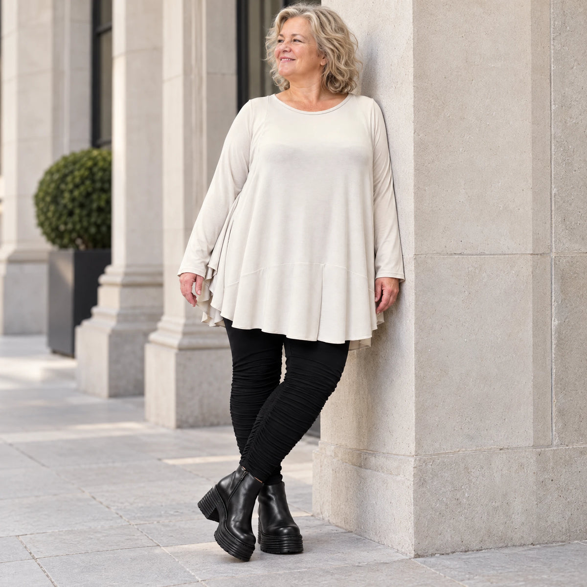Langarmshirt in Beige aus weichem Modalstretch mit runder Form und Seitennahttaschen