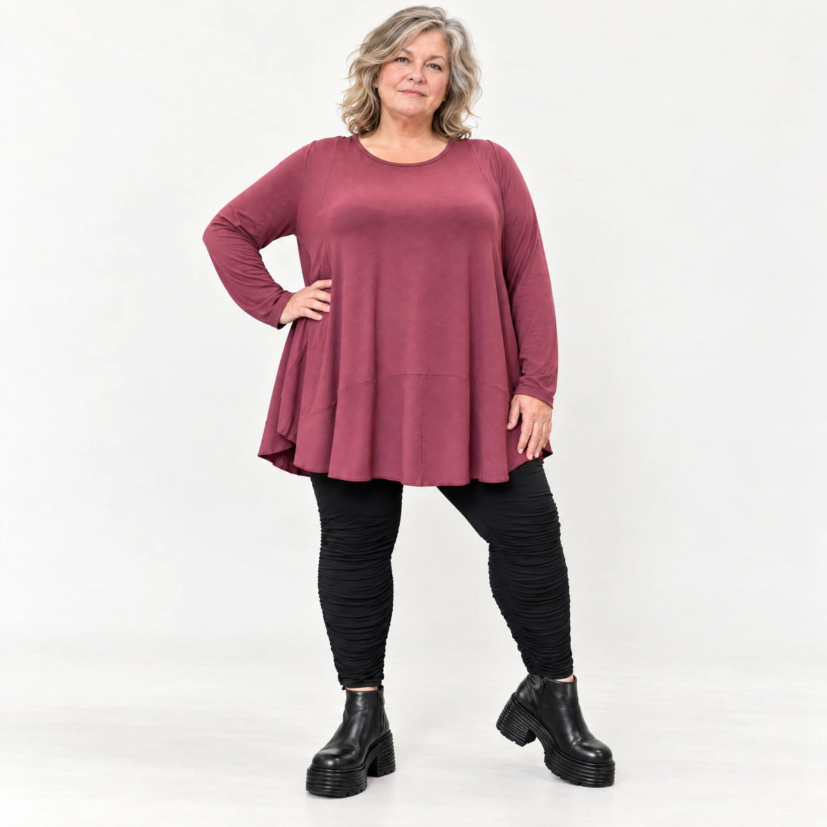 Bequemes Langarmshirt in sattem Bordeaux aus weichem Modal Stretch mit gerundeter Form