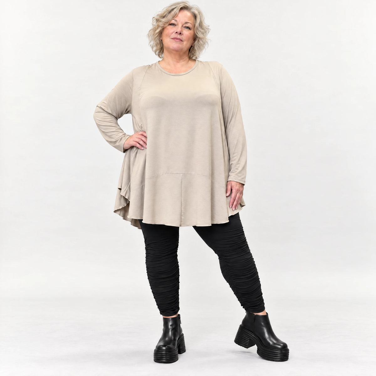 Langarmshirt in Taupe aus feinem Modalstretch mit Seitentaschen und gerundeter Silhouette