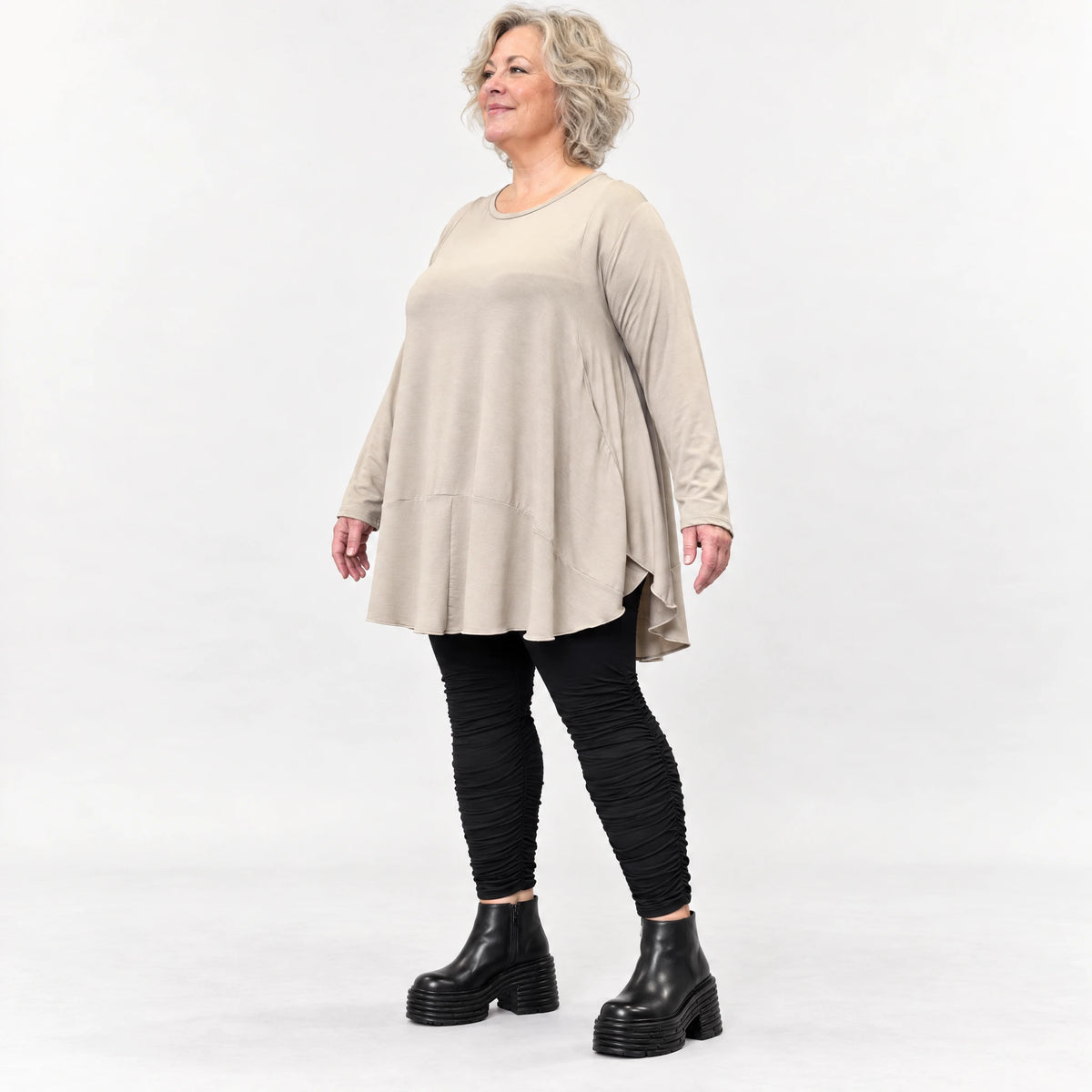 Langarmshirt in Taupe aus feinem Modalstretch mit Seitentaschen und gerundeter Silhouette