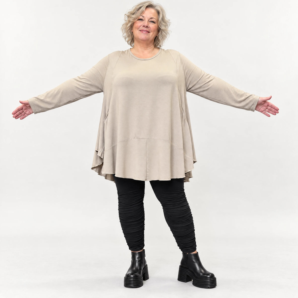 Langarmshirt in Taupe aus feinem Modalstretch mit Seitentaschen und gerundeter Silhouette