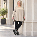 Langarmshirt in Taupe aus feinem Modalstretch mit Seitentaschen und gerundeter Silhouette