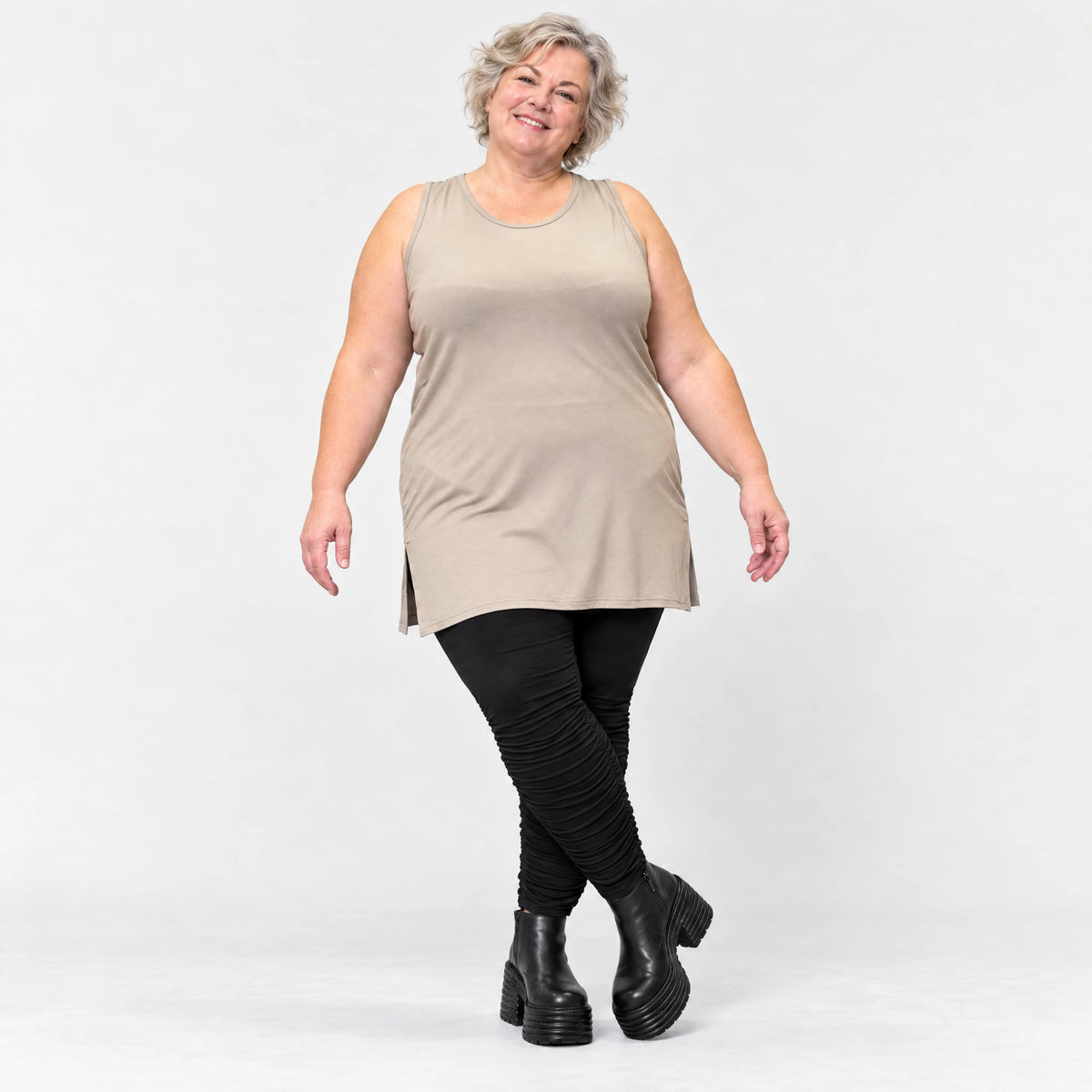 Ärmelloses Top in Taupe aus fließendem Modal mit Rundhalsausschnitt und Seitenschlitzen