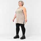 Ärmelloses Top in Taupe aus fließendem Modal mit Rundhalsausschnitt und Seitenschlitzen