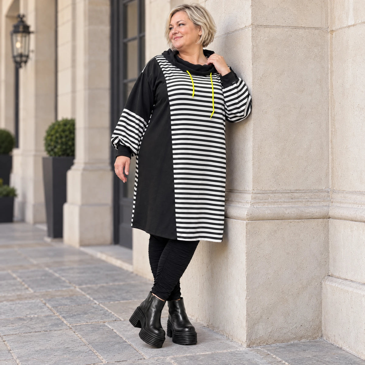 Gestreiftes Winterkleid aus Stretchjersey in Gelb/Schwarz/Weiß mit gerader Schnittform