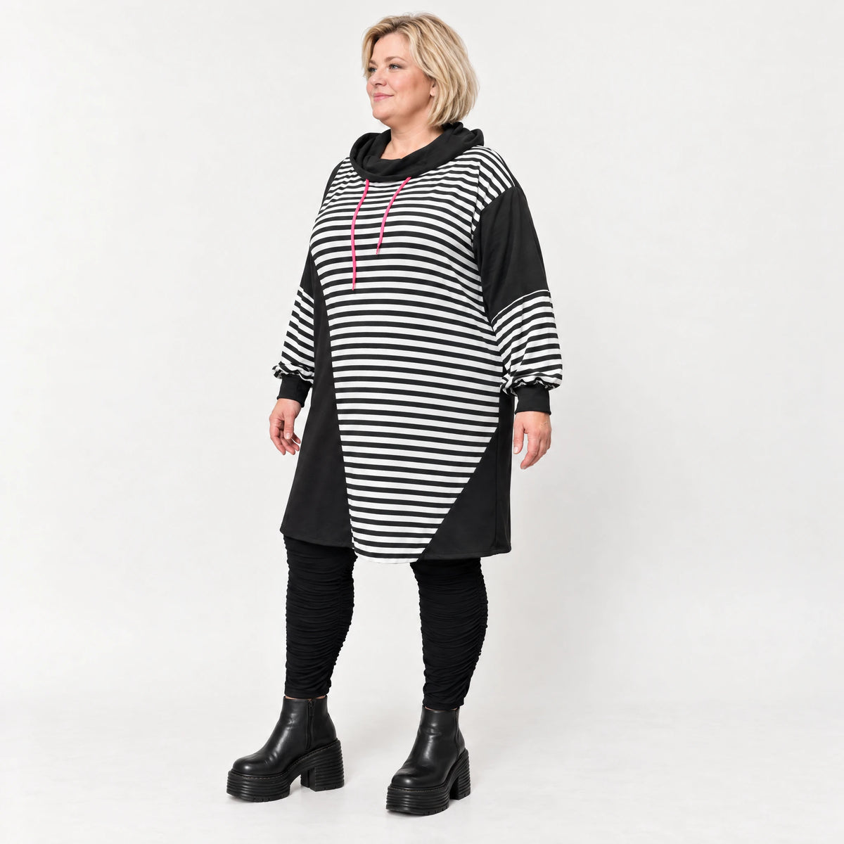 Gestreiftes Winterkleid aus Stretchjersey in Schwarz/Weiß/Pink mit Rollkragen und Kapuze