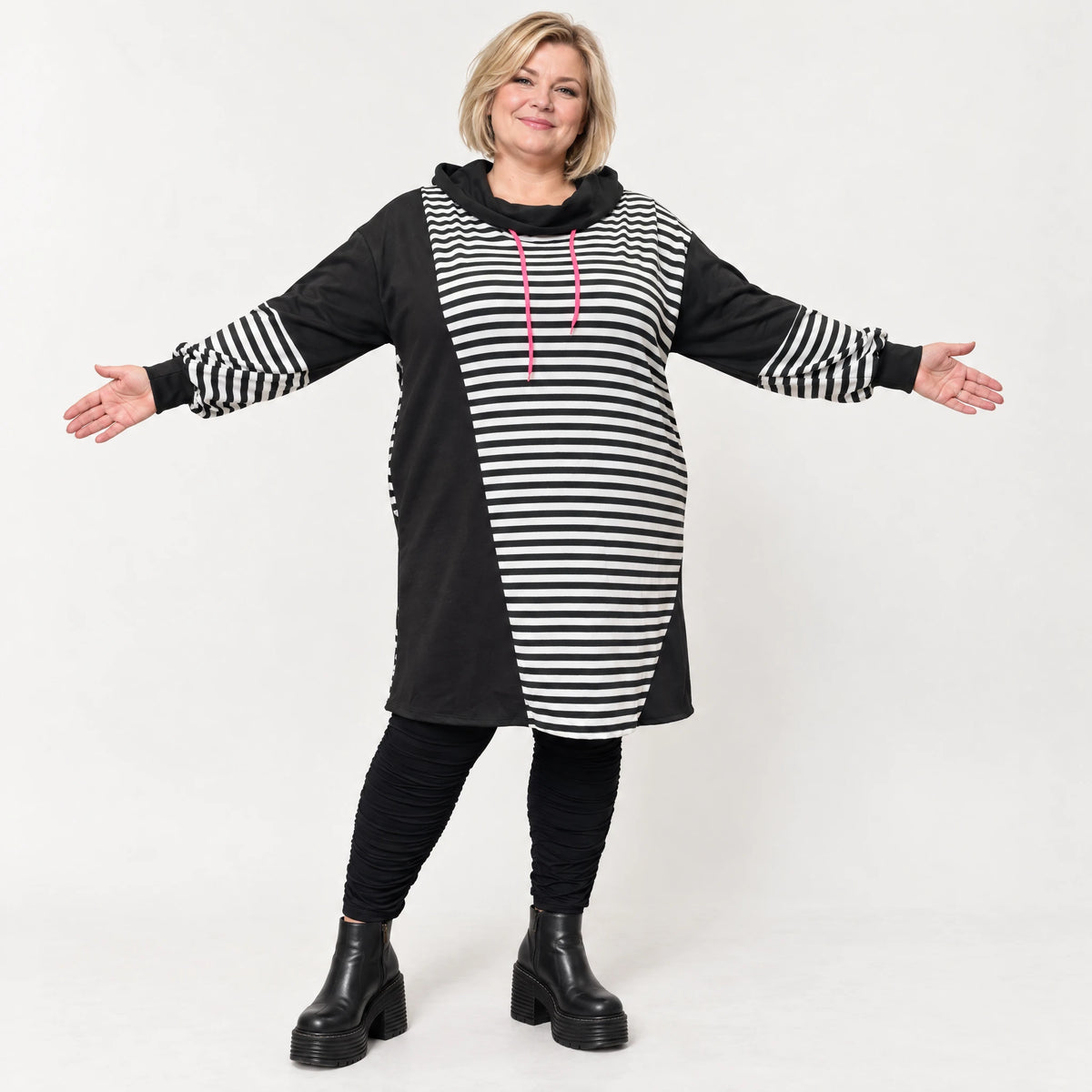 Gestreiftes Winterkleid aus Stretchjersey in Schwarz/Weiß/Pink mit Rollkragen und Kapuze