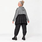 Gerader Kapuzenüberwurf aus weichem Stretchjersey in Schwarz/Weiß/Pink mit Streifenmuster