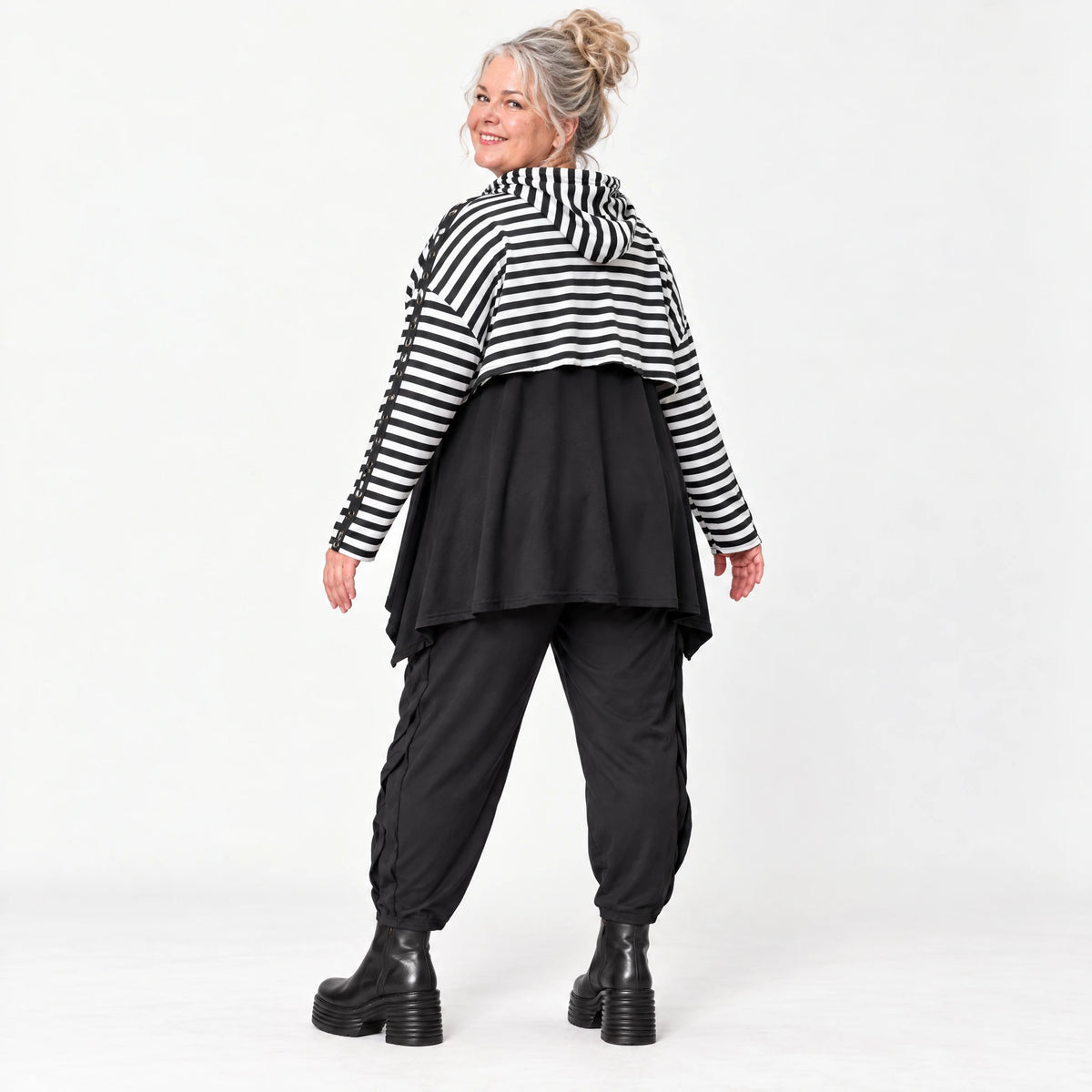Gerader Kapuzenüberwurf aus weichem Stretchjersey in Schwarz/Weiß/Pink mit Streifenmuster