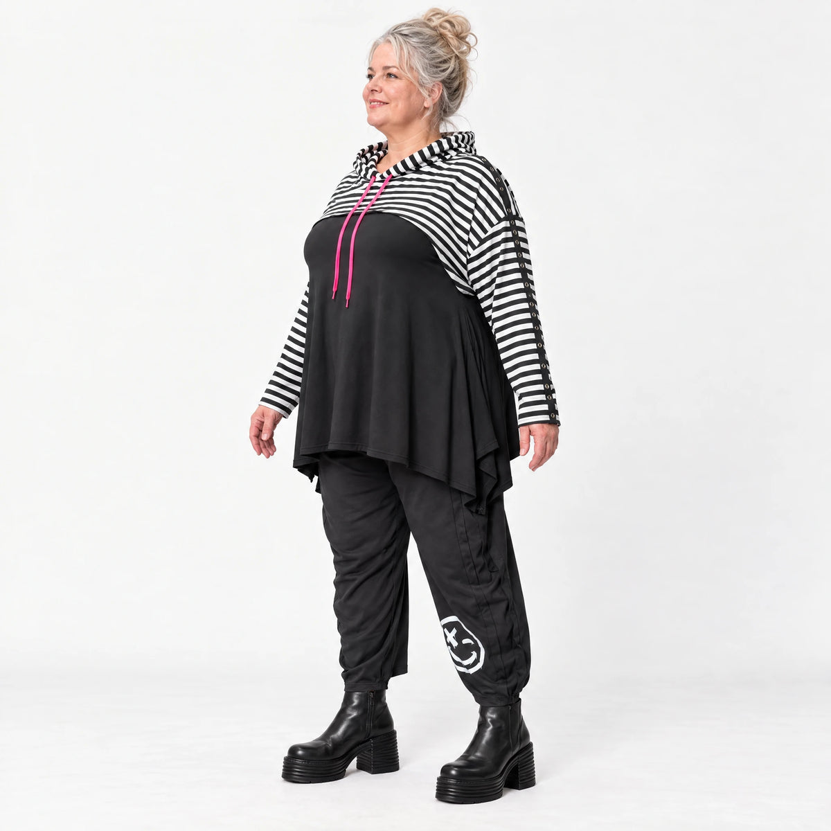 Gerader Kapuzenüberwurf aus weichem Stretchjersey in Schwarz/Weiß/Pink mit Streifenmuster