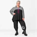 Gerader Kapuzenüberwurf aus weichem Stretchjersey in Schwarz/Weiß/Pink mit Streifenmuster