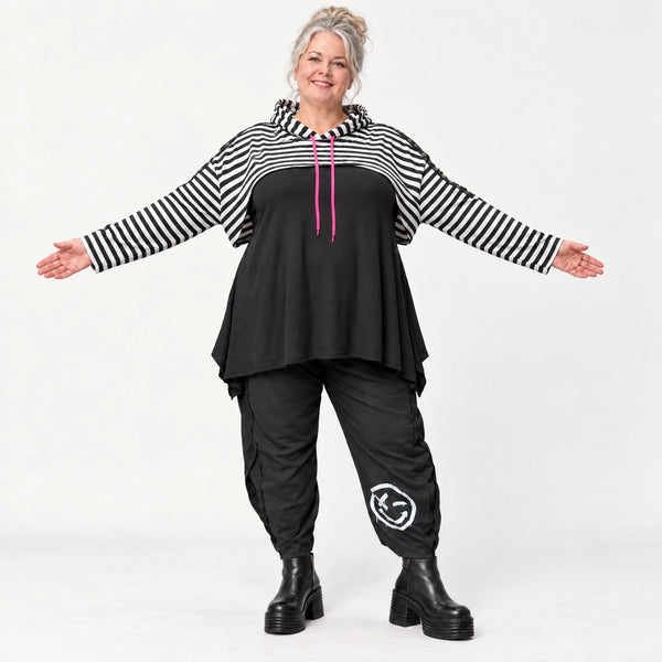 Gerader Kapuzenüberwurf aus weichem Stretchjersey in Schwarz/Weiß/Pink mit Streifenmuster