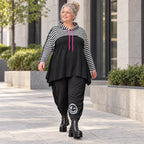 Gerader Kapuzenüberwurf aus weichem Stretchjersey in Schwarz/Weiß/Pink mit Streifenmuster