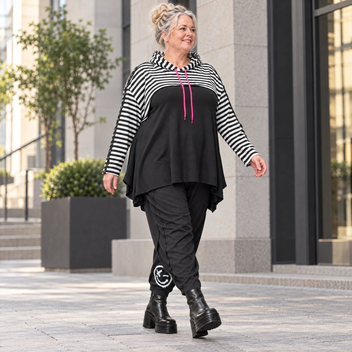 Gerader Kapuzenüberwurf aus weichem Stretchjersey in Schwarz/Weiß/Pink mit Streifenmuster