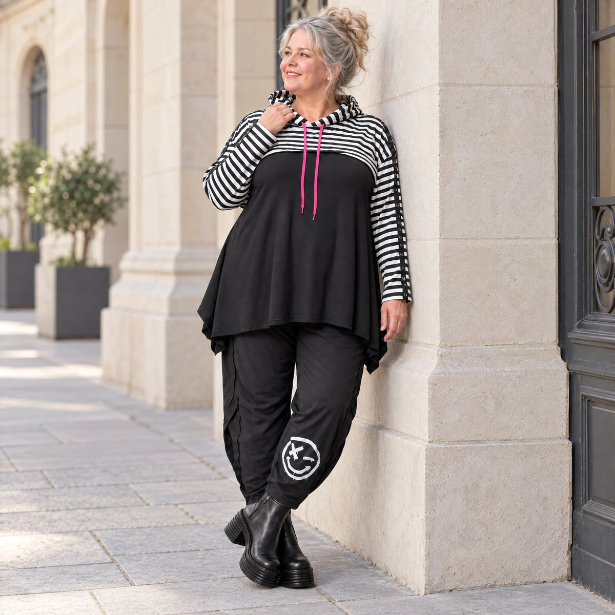 Gerader Kapuzenüberwurf aus weichem Stretchjersey in Schwarz/Weiß/Pink mit Streifenmuster