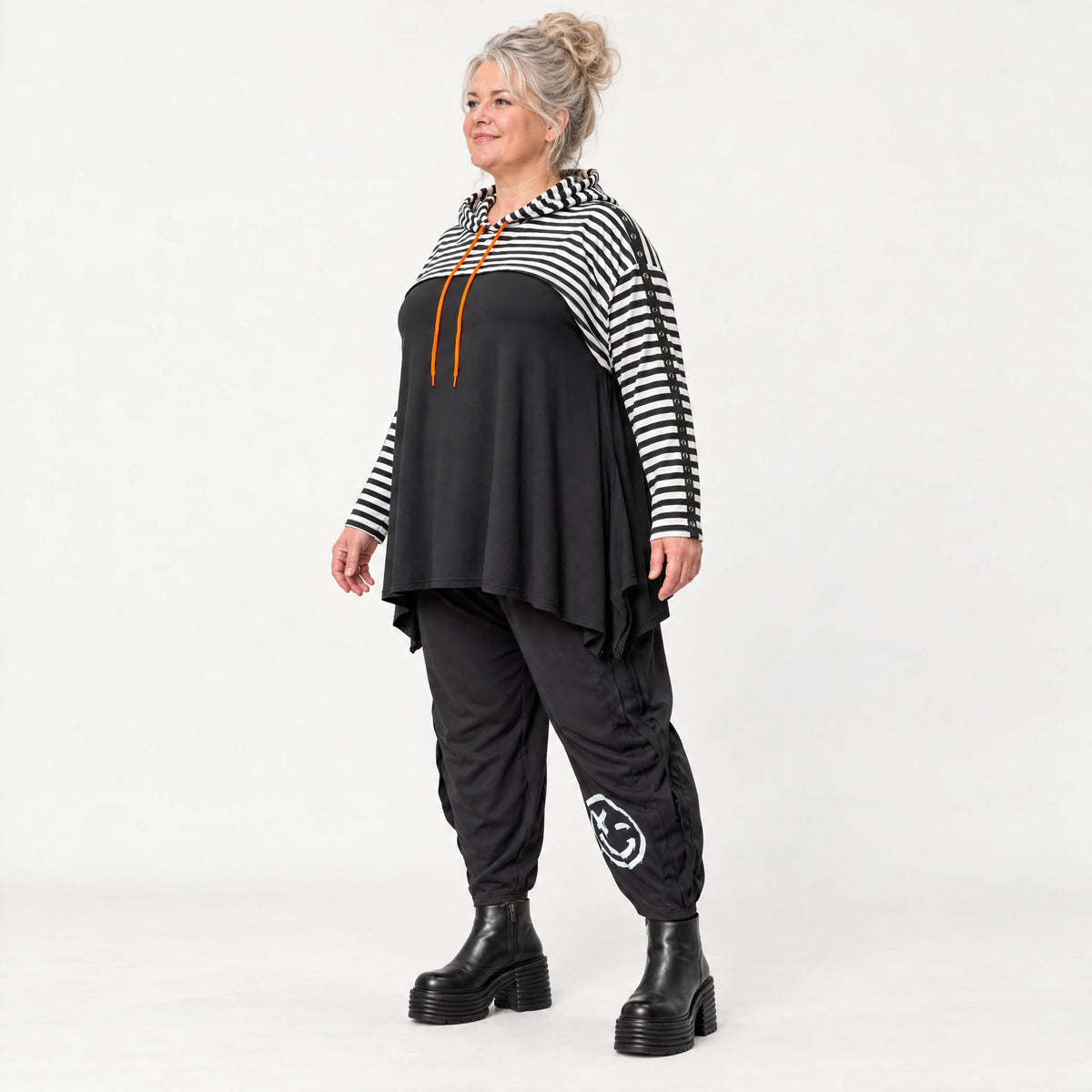 Kuscheliger Kapuzenüberwurf aus Stretchjersey mit Streifenmuster in Orange/Schwarz/Weiß