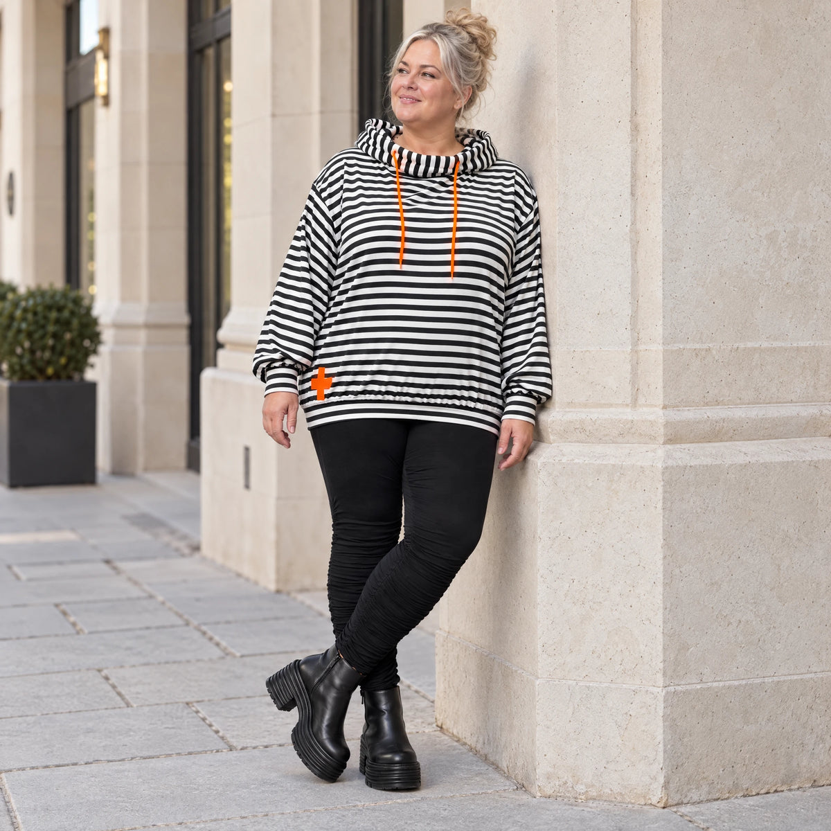 Gestreifter Kapuzenpullover in Orange/Schwarz/Weiß aus weichem Stretchjersey Italien
