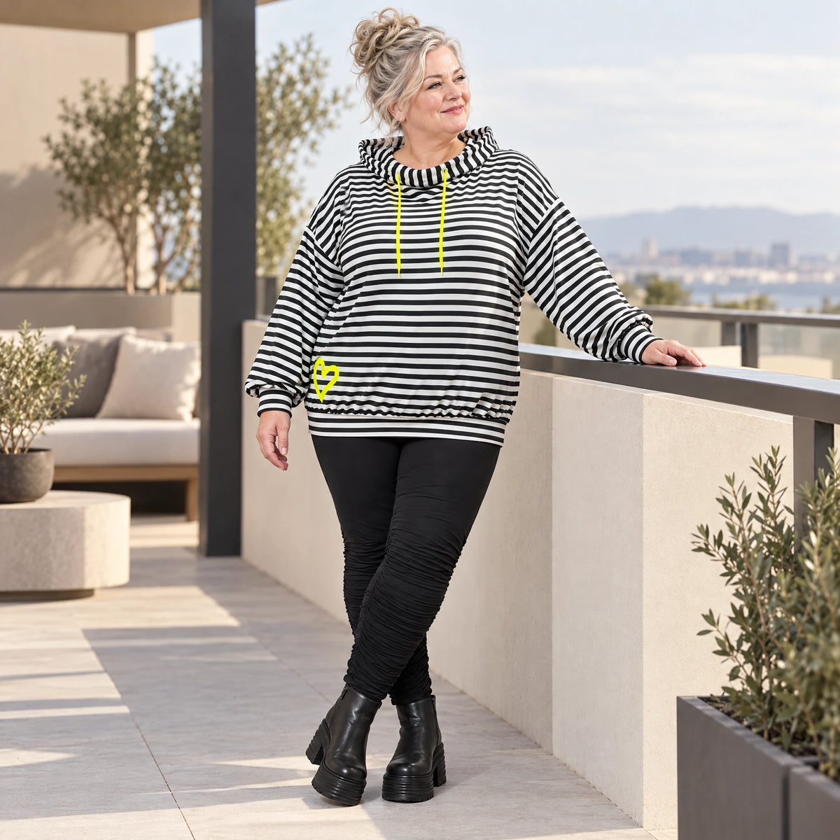 Hoody in Gelb/Schwarz/Weiß aus weichem Stretchjersey mit gerafften Ärmeln und Tunnelzug
