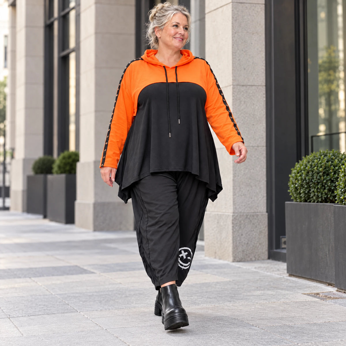 Kapuzenüberwurf in leuchtendem Orange aus feinem Stretchjersey mit Tunnelzug und Vokuhila
