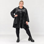 Fleecejacke in Schwarz mit Stehkragen und großen Taschen in Vokuhilalänge mit Stretch