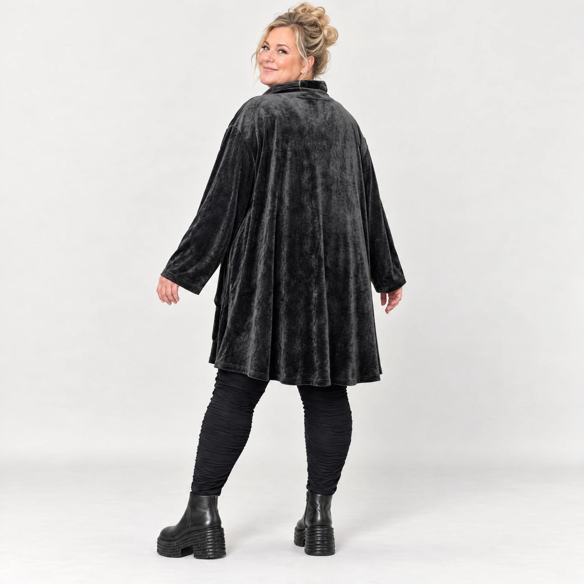 Fleecejacke in Schwarz mit Stehkragen und großen Taschen in Vokuhilalänge mit Stretch