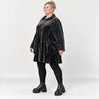 Fleecejacke in Schwarz mit Stehkragen und großen Taschen in Vokuhilalänge mit Stretch