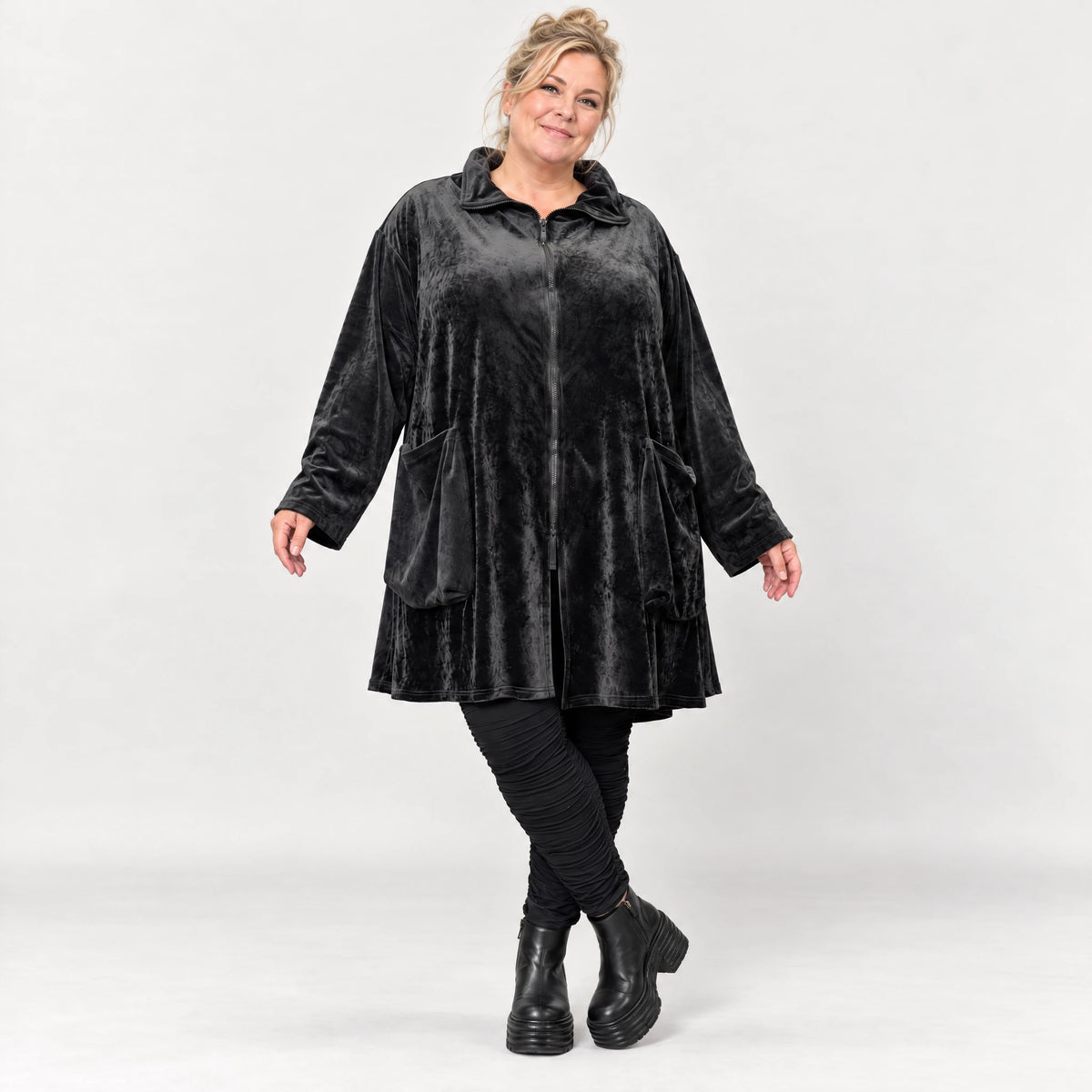 Fleecejacke in Schwarz mit Stehkragen und großen Taschen in Vokuhilalänge mit Stretch