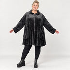 Fleecejacke in Schwarz mit Stehkragen und großen Taschen in Vokuhilalänge mit Stretch