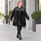 Fleecejacke in Schwarz mit Stehkragen und großen Taschen in Vokuhilalänge mit Stretch