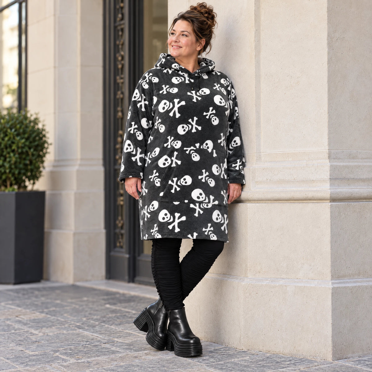 Kuscheliges Plüsch Hoodiekleid in Grau/Weiß mit Tunnelzugkapuze gerader Form und Langarm