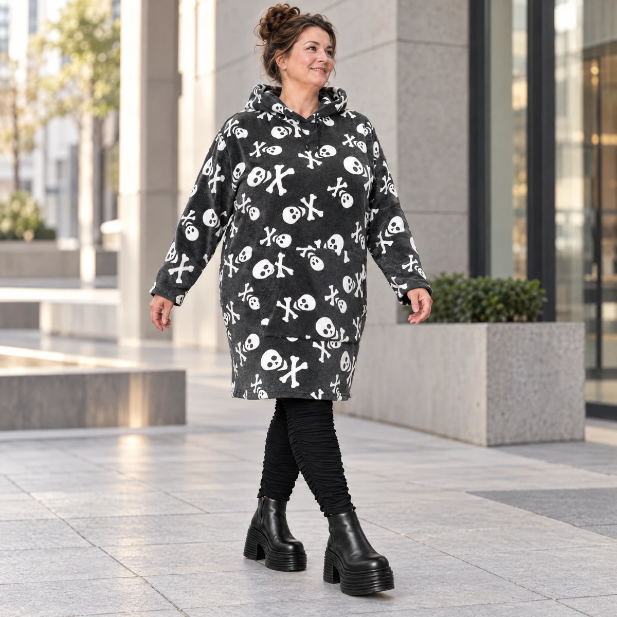 Kuscheliges Plüsch Hoodiekleid in Grau/Weiß mit Tunnelzugkapuze gerader Form und Langarm