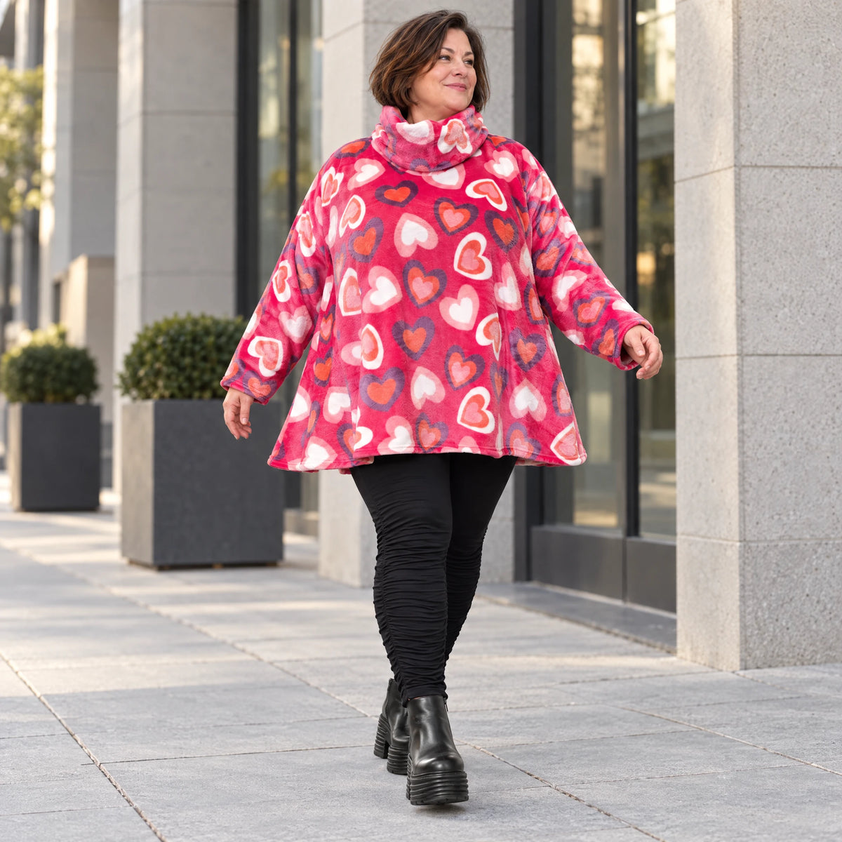 Flauschiges Langarmshirt in Pink/Rosa/Weiß mit Rollkragen und lockerer A-Linie aus Plüsch