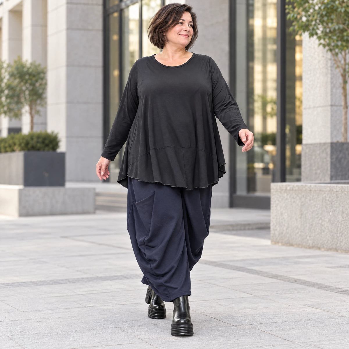 Ballonhose aus kuscheligem Fleece in Dunkelblau mit elastischem Bund und weitem Bein