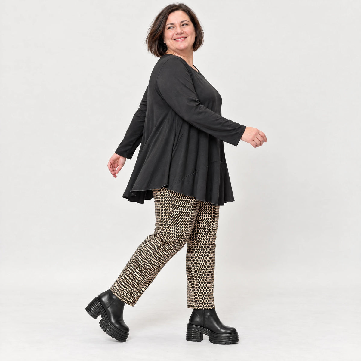 Karottenhose in Cognac/Schwarz aus weichem Bengaline Stretch mit elastischem Bund