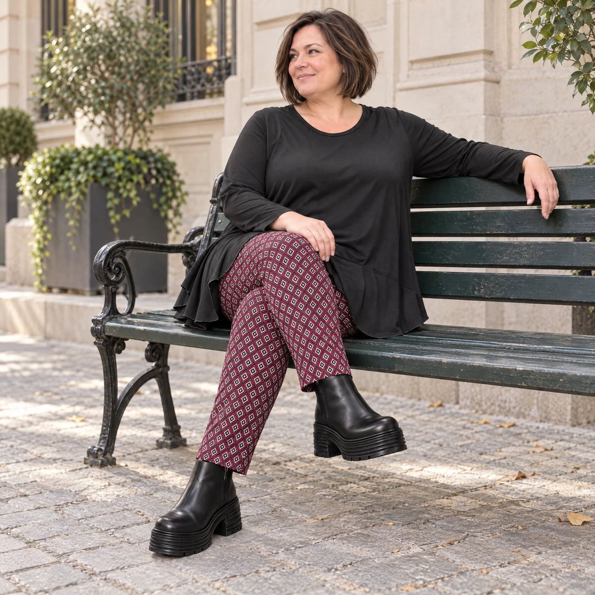 Karottenhose aus fließendem Bengaline in Fuchsia/Schwarz/Weiß mit elastischem Bund