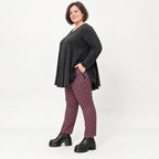 Karottenhose aus fließendem Bengaline in Fuchsia/Schwarz/Weiß mit elastischem Bund