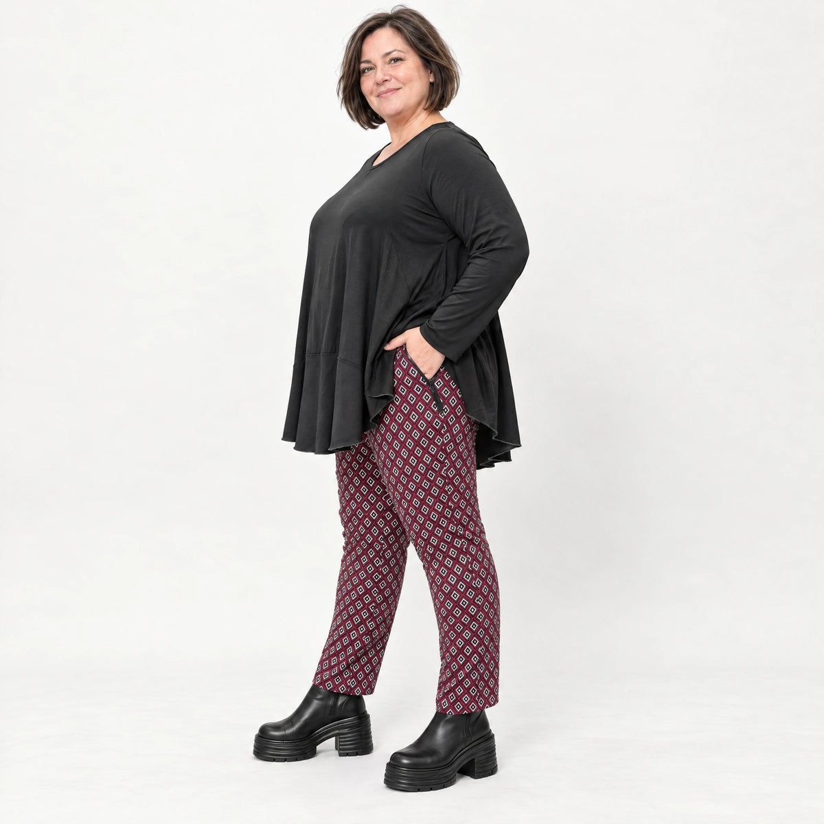 Karottenhose aus fließendem Bengaline in Fuchsia/Schwarz/Weiß mit elastischem Bund