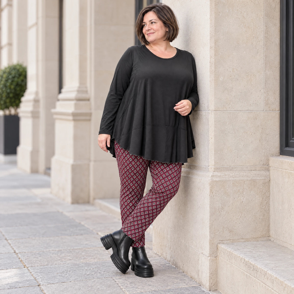 Karottenhose aus fließendem Bengaline in Fuchsia/Schwarz/Weiß mit elastischem Bund