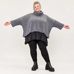 Strickshirt in Grau mit Rollkragen und kastiger Passform aus feinem und weichem Strick