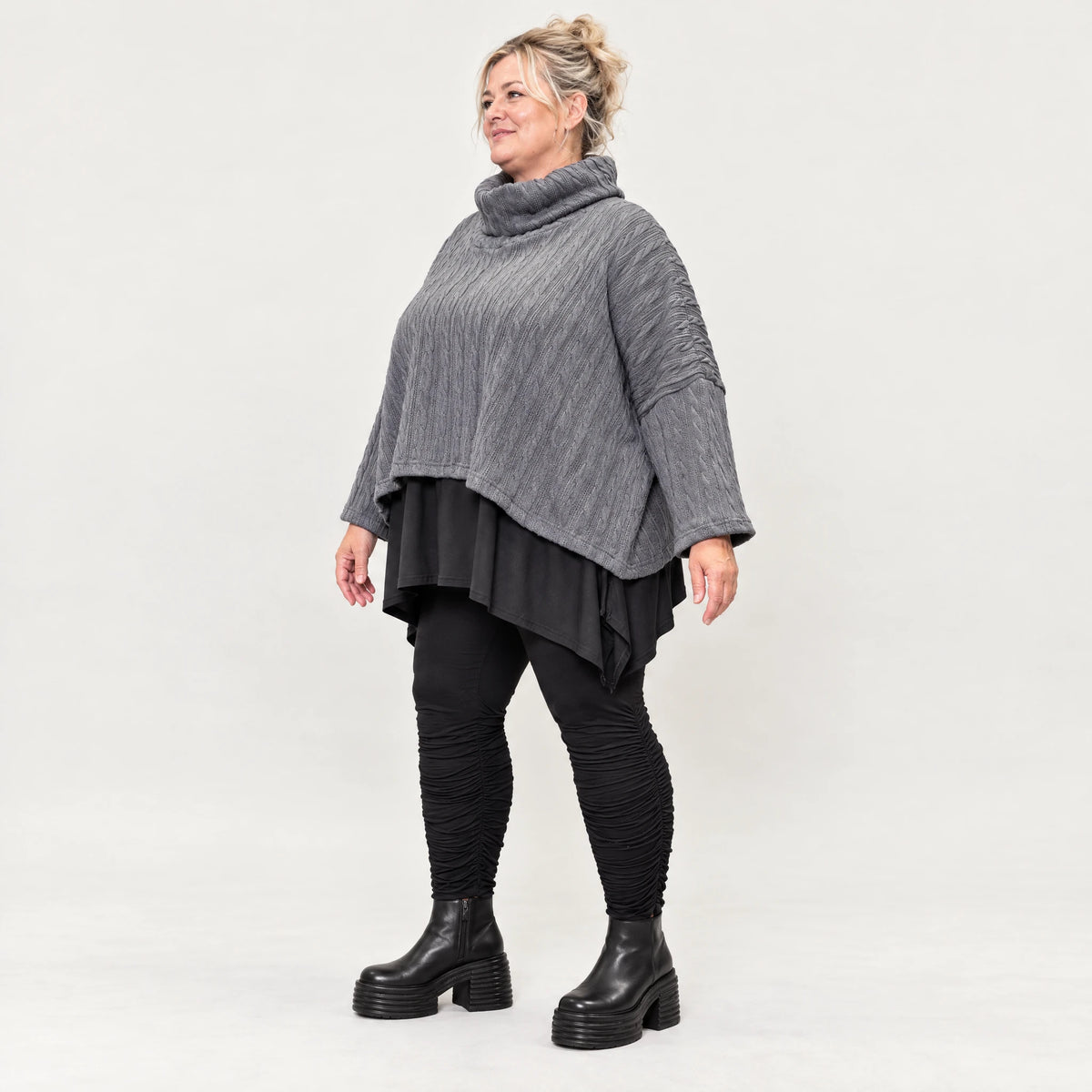 Strickshirt in Grau mit Rollkragen und kastiger Passform aus feinem und weichem Strick