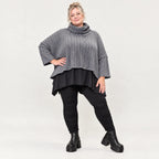 Strickshirt in Grau mit Rollkragen und kastiger Passform aus feinem und weichem Strick